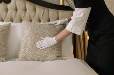 image hotel lit femme de chambre